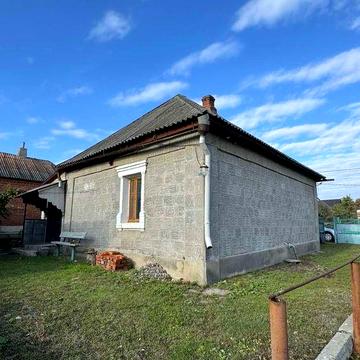Продається будинок у зручному районі