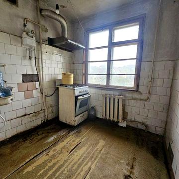 Продам 2 кімнатну в центрі  під ремонт