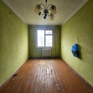 Продам 2 кімнатну в центрі  під ремонт