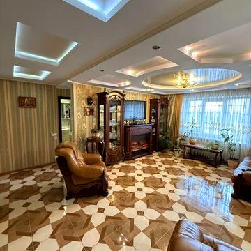 Продам 4-к квартиру в центрі з ремонтом!!
