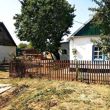 Продаж хати з  земельною ділянкою .