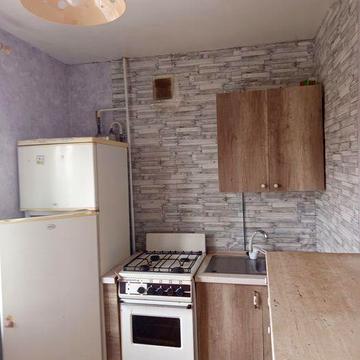 Бюджетна однушка на Ювілейній, Юність.