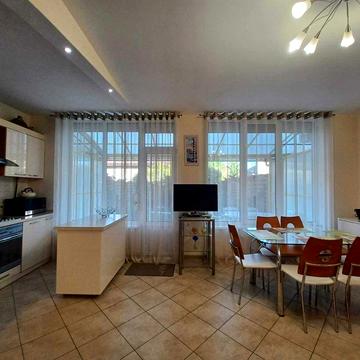 Довгосторкова оренда таунхауза з сонячною електростанцією