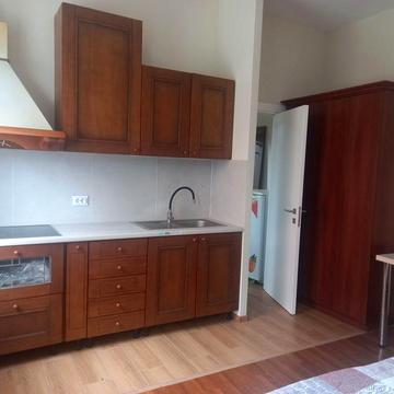 Здається  пів будинока