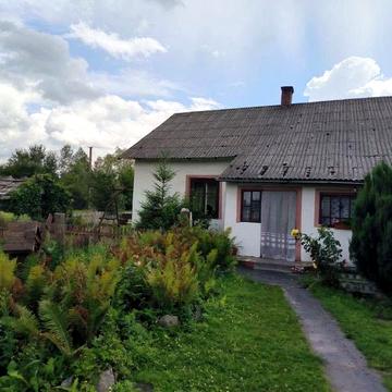 Будинок за шлакоблоків. Житловий із доглянутою ділянкою