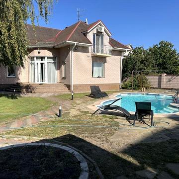 Продається будинок з ремонтом, басейном та гаражем