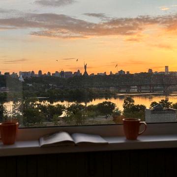 Дніпровська набережна вул., 11