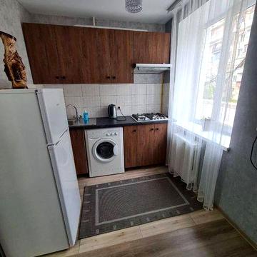 Продам 2 кім в центрі