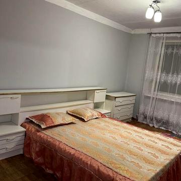 Здається простора та затишна 2-кімнатна квартира в хорошому районі.
