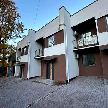 Таунхаус якісним ремонтом в оточенні лісу!