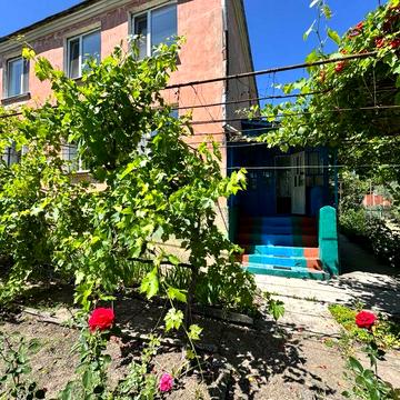 Продам будинок у тихому селищі без війни. Центр, земля, сад