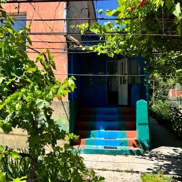 Продам будинок у тихому селищі без війни. Центр, земля, сад