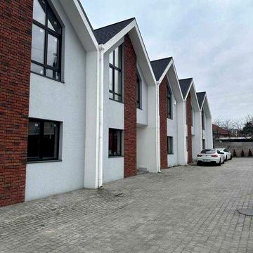 Просторий таун в Стоянці ,з дитячим майданчиком,ГАЗОФІКОВАНИЙ!