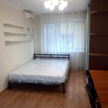 Володимира Антоновича вул. (Свердлова), 10