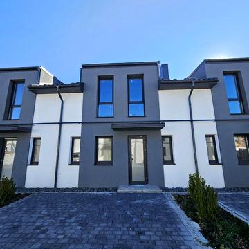 Місячна вул.