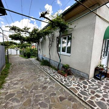 Гарний будинок у тихій місцині