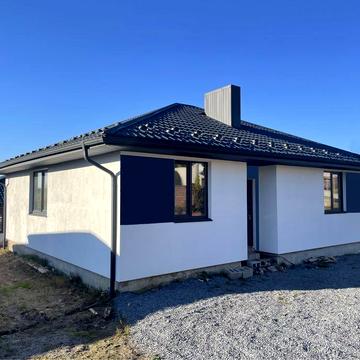 Комфортний будинок з мережами та парканом!