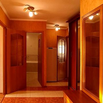 Тополина вул., 18