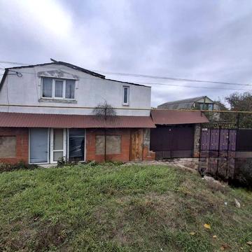 Двоповерховий будинок у центрі