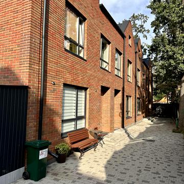 Яснополянська вул.