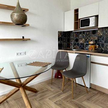 Аренда 2-комнатная квартира в ЖК Славутич: кухня-студия, спальня.