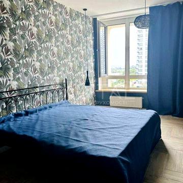 Аренда 2-комнатная квартира в ЖК Славутич: кухня-студия, спальня.