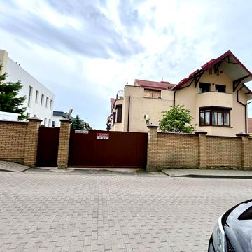 Варшавська вул., 135