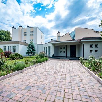 Строителей, 8