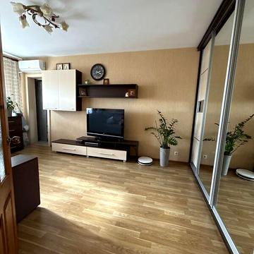 Продаж 2к Квартира Юності проспект