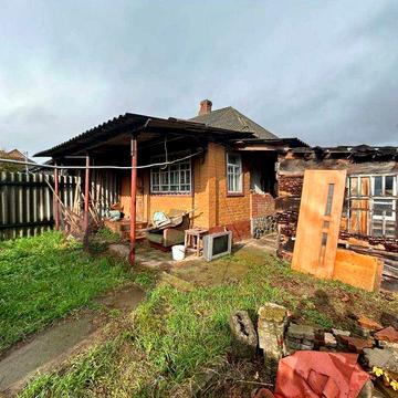 Продам пол дома с двором и отдельным огородом