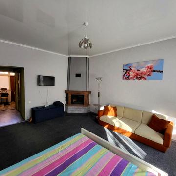 Рене Декарта вул., 9