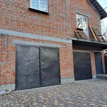 Продам двоповерховий будинок в центрі міста.