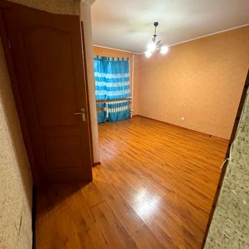 Космонавтів вул., 44