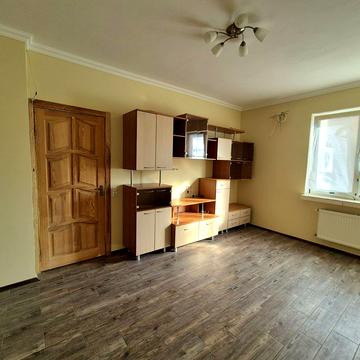 Яблунева вул., 8