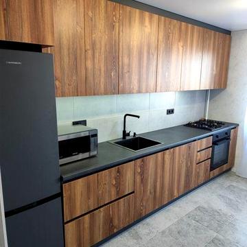 Трикімнатна квартира в самому центрі з ремонтом і меблями