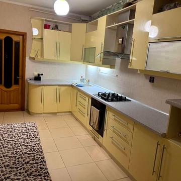 Простора однокімнатна квартира з ремонтом біля парку