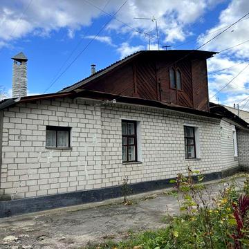 Центр, фасадна частина будинку по вулиці Юрка Тютюнника (Войкова)