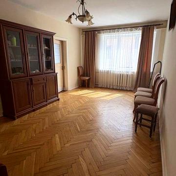 Продається 3-кімнатна квартира у місті Золочів.