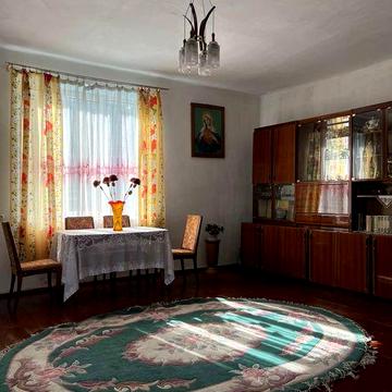 Будинок з ділянкою, літньою кухнею і господарським будинком