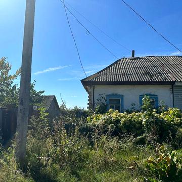 Половина будинку під ремонт з ділянкою 10 соток