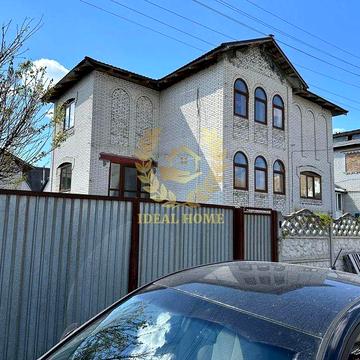 Продам будинок складається із двох повноцінних поверхів.