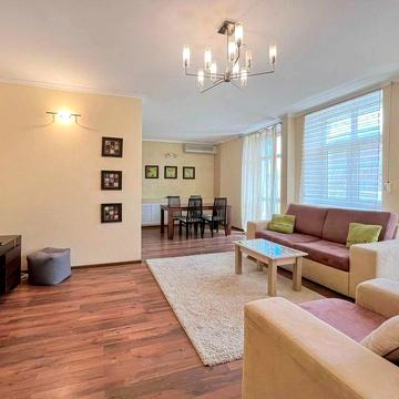 Академіка Богомольця вул., 7/14