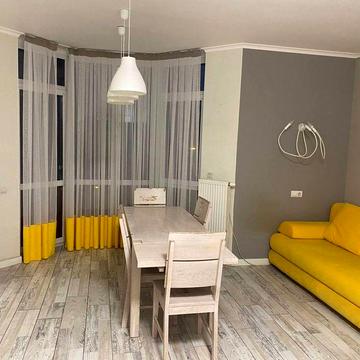 Сдам 1-комн.  квартиру-студио  возле метро с дизайнерским ремонтом