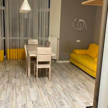 Сдам 1-комн.  квартиру-студио  возле метро с дизайнерским ремонтом