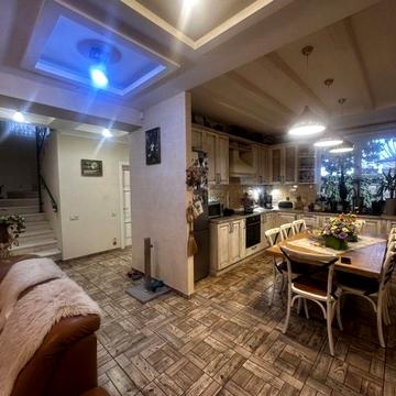 Хозяйский дом современной постройки в Лесках