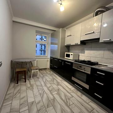 Тролейбусна вул., 17