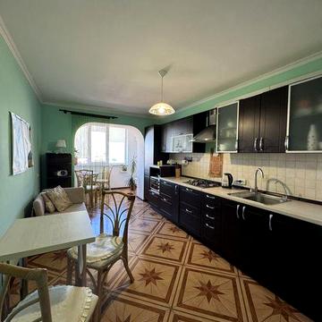 Продам двокімнатну квартиру в центрі міста