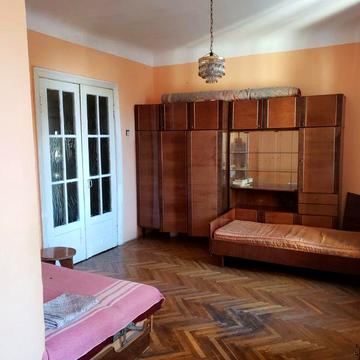 Здається 2 кімнатна центр ( озі)