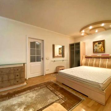 Метро пішки! Продаж чотирикімнатної квартири в Києві