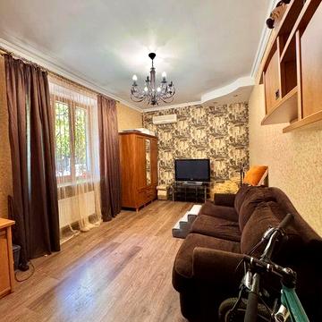 Двухкомнатная квартира в сталинке, Центр, Семинарская, есть видео